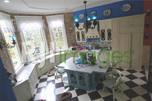 Area dapur cantik dengan perabot klasik