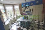 Area dapur cantik dengan perabot klasik