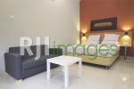 Kamar tipe deluxe dilengkapi sofa set Griya Karangsuci Homestay