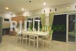 Meja makan menjadi satu dengan area dapur minimalis