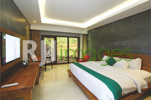 Kamar tipe Deluxe dengan sentuhan batu alam