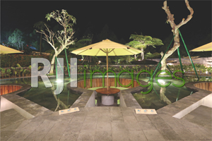 Spot makan favorit pengunjung di area kolam outdoor