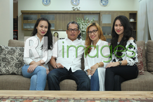 Utama Dionisius beserta Istri dan kedua Putrinya Utama Dionisius beserta Istri dan kedua Putrinya