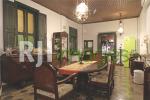 Ruang makan dengan furnitur & pernak-pernik mewah klasik